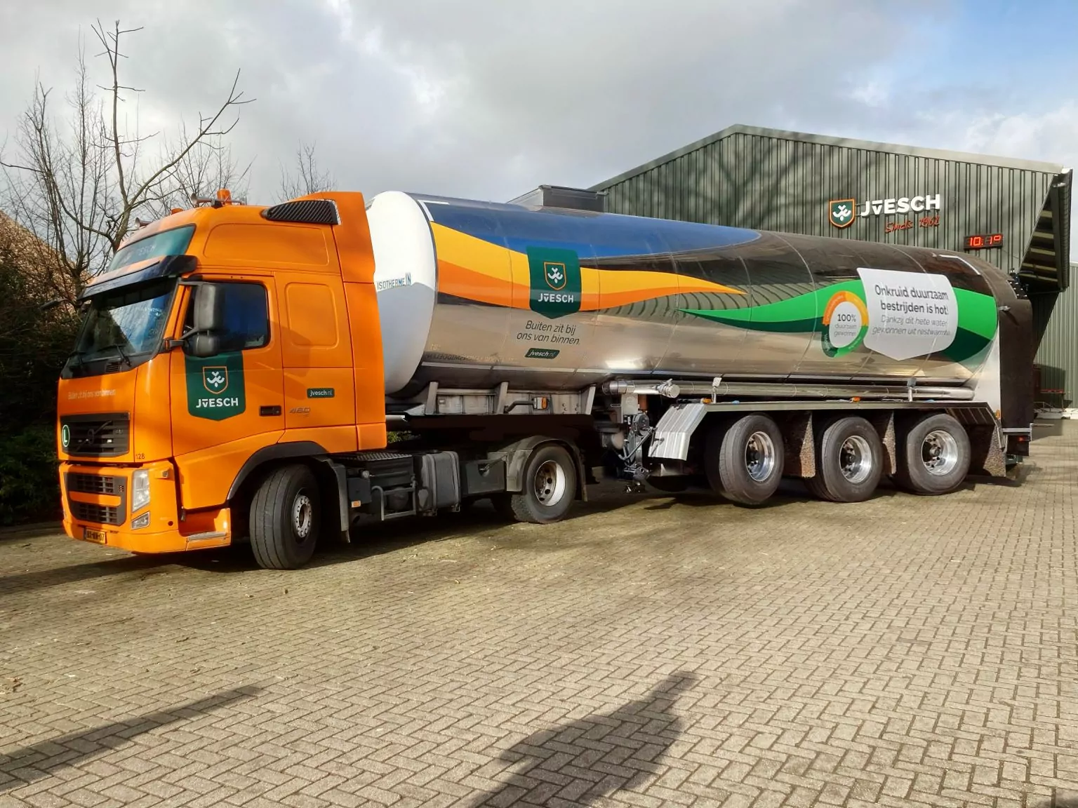 Volvo-FH-heetwater-trailer-1536x1152 JvESCH